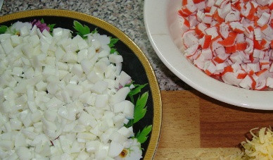 1. Этап. Салат Женская слабость: Крабовые палочки нарезаем на мелкие кубики, белки от яиц и сыр натираем на терке.