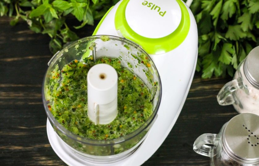 1. Этап. Баранина с мятным соусом: Измельчите все в течение 3-4 минут, превращая в ароматный соус.