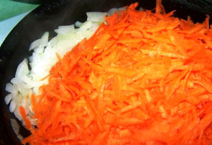 1. Этап. Маринад из моркови и лука: Обжарьте лук, затем добавьте на сковороду морковь. Немного протушите.