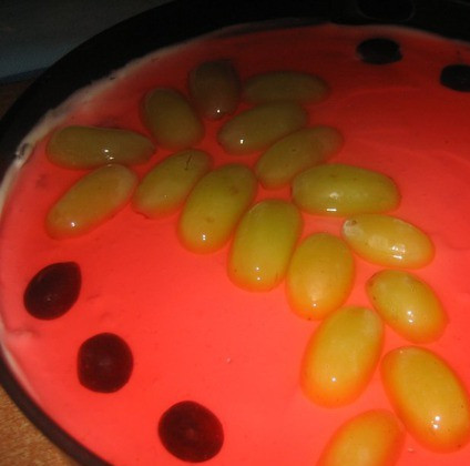 1. Этап. Торт с маскарпоне без выпечки: 5. Когда верхушка торта схватится, можно начинать украшение. Я украшала половинками винограда и заливала фруктовым желе. Когда застынет - можно подавать!