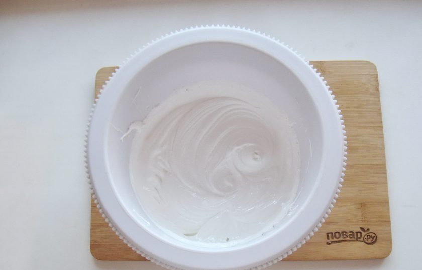 1. Этап. Кулич с меренгой: Приготовьте меренгу. Я сделала итальянскую, при которой белки завариваются горячим сиропом. Холодные белки взбейте до мягких пиков. Параллельно сварите сироп и горячим, постепенно влейте тонкой струйкой во взбитые белки, не переставая взбивать.