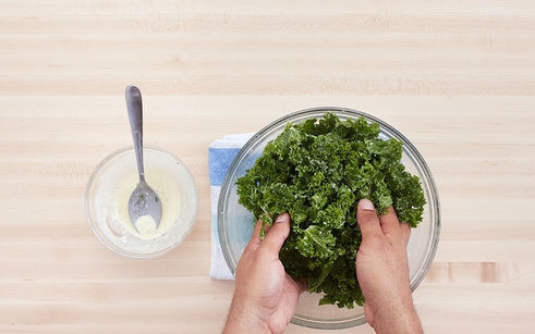 1. Этап. Салат с курицей и редиской: 2. Для заправки: в миску кладу майонез, одну чайную ложку винного уксуса, половину тертого сыра и чеснок, перемешиваю, добавляю 1-2 столовые ложки оливкового масла и еще раз перемешиваю. Заправляю капусту половиной приготовленной заправки и хорошенько перемешиваю руками.