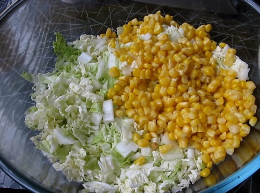 1. Этап. Салат из крабовых палочек и капусты с укропом: Капусту порежьте на кубики. Добавьте банку кукурузы.