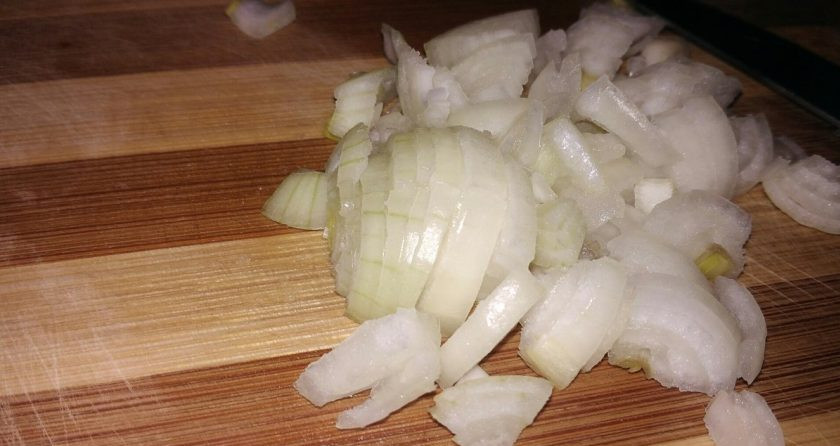 1. Этап. Курица с подливой и овощами: 3. Отдельно пережарьте немного лук и морковь. Можно на этом же жире, который остался после курочки.