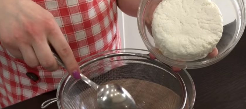 1. Этап. Творожный торт с вишневым желе: 1. Желатин залейте холодной водой, перемешайте и отставьте. Творог протрите через сито, добавьте сметану, сгущенку и перемешайте. Вишню выложите в кастрюлю, добавьте воду и доведите до кипения.