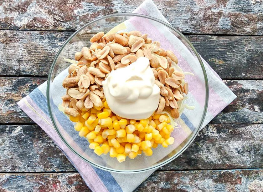 1. Этап. Салат с курицей и арахисом: Заправьте салат майонезом.