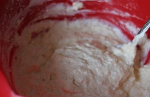 1. Этап. Быстрая пицца на сковороде: 1. Рецепт приготовления быстрой пиццы на сковороде начинается, конечно же, с теста. Даже начинающий кулинар вполне может справится с таким простым и понятным рецептом. Для начала необходимо влить в глубокую миску кефир, лучше если он будет не очень холодным. Затем добавить щепотку соды и тщательно перемешать. В отдельной емкости нужно немного взбить яйцо и отправить его к кефиру. Посолить все по вкусу. Понемногу всыпать муку, постоянно мешая. Нужно довести тесто до необходимой консистенции - однородное, но не слишком жидкое.