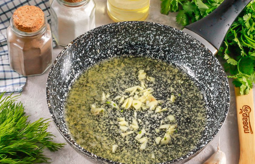 1. Этап. Креветки на сливочном масле с чесноком: Очистите от шелухи чесночные зубчики и промойте их в воде. Нарежьте мелкими кубиками, слайсами или просто спрессуйте через чеснокодавилку в сковороду. Прогрейте примерно 1 минуту.