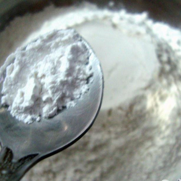 1. Этап. Пончики Бадуша: Добавьте соду и хорошо перемешайте.