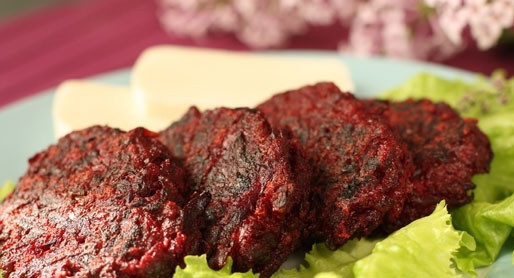 1. Этап. Котлеты из свёклы и моркови: 7. Наши котлеты готовы! Подаем к столу с зеленью, можно также полить сметаной. Приятного аппетита!