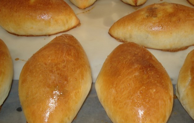 1. Этап. Печеные пирожки: Выпекаются они довольно быстро, начинка ведь готовая. Минут 20-25, смотрите по цвету. Готовые печеные пирожки я подаю со сметаной. Приятного аппетита!