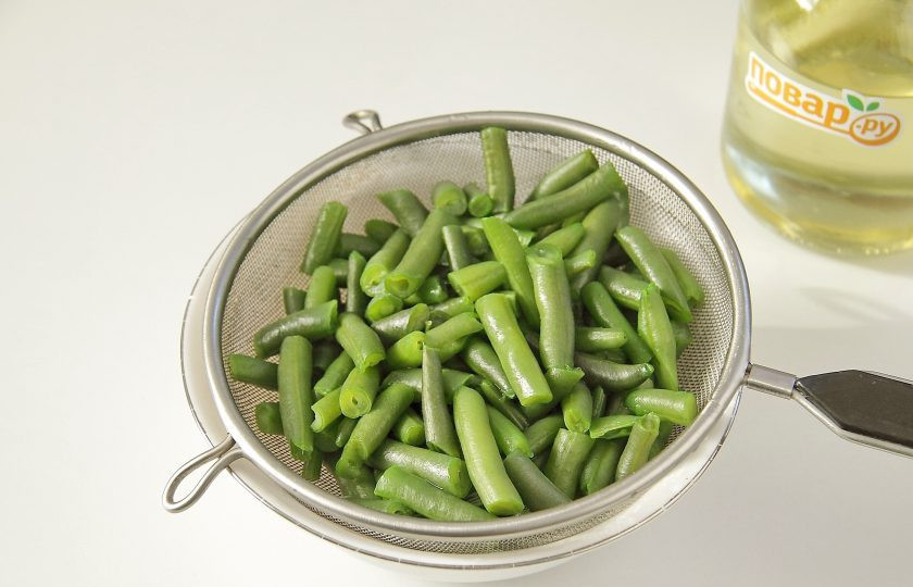 1. Этап. Салат Крымский: Фасоль отварите в подсоленной воде в течение 7 минут. Откиньте на сито, чтобы стекла вся вода.