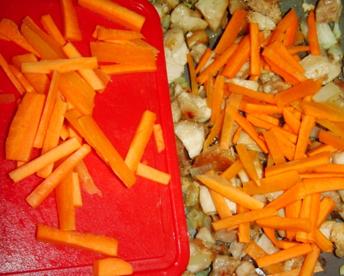 1. Этап. Куриное рагу в тыкве: Как только лук подрумянился, добавляем в сковороду с курицей нарезанную морковь. Почему в сковородку все овощи кладу, а не сразу в тыкву? Да все просто, чтобы было удобнее размешать овощи, так как в тыкве это будет сложно, я бы даже сказала, что невозможно.