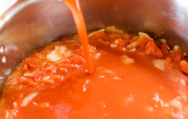 1. Этап. Фасолевая похлёбка: 11. Выливаем в кастрюлю с фасолью.