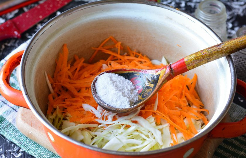 1. Этап. Капуста с морковью на зиму: Смешайте капусту, морковку, соль и сахар.