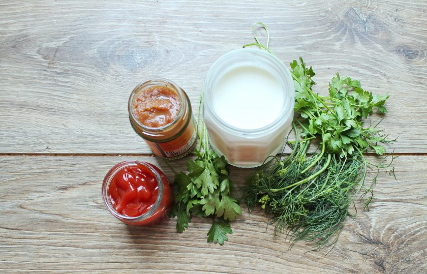 1. Этап. Соус из простокваши с томатной пастой: Подготовьте все необходимые ингредиенты для приготовления соуса из простокваши с томатной пастой. Зелень вымойте и обсушите.