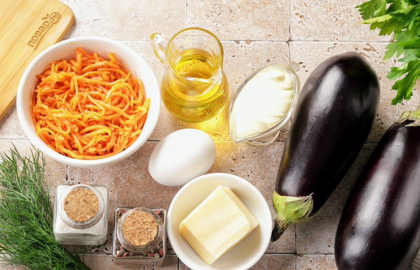 1. Этап. Рулет из баклажанов с сыром и корейской морковью: Подготовьте все ингредиенты. Яйцо отварите заранее и дайте остыть.