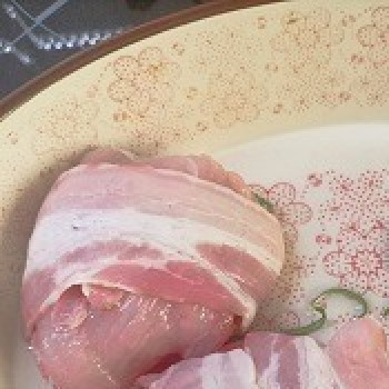 1. Этап. Индейка с томатами и беконом: Оборачиваем полоской бекона и выкладываем в форму для запекания, в которую предварительно вылили столовую ложку оливкового масла и посыпали листочками свежего розмарина (можно и свежий тимьян еще добавить). Вообще вид и количество специй и пряных трав выбирайте по своему вкусу.