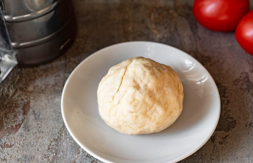 1. Этап. Пицца Виктория: Замесите мягкое, не прилипающее к рукам тесто. Округлите тесто в небольшой тарелке, накройте его кухонным полотенцем и оставьте на 30 минут в покое.