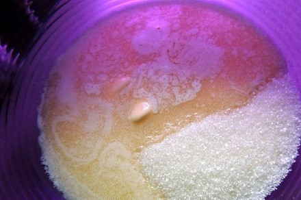 1. Этап. Капкейки на день рождения ребенка: 2. Масло растапливаем, добавляем к нему сахар и ваниль, тщательно перемешиваем.