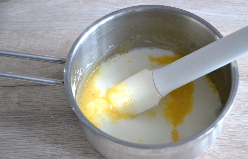 1. Этап. Торт Груши в карамели: Влейте в подготовленную смесь молоко, нагрейте на небольшом огне при постоянном помешивании до самого начала закипания, как только масса начнет густеть, быстро снимите с огня, чтобы желтки не свернулись.