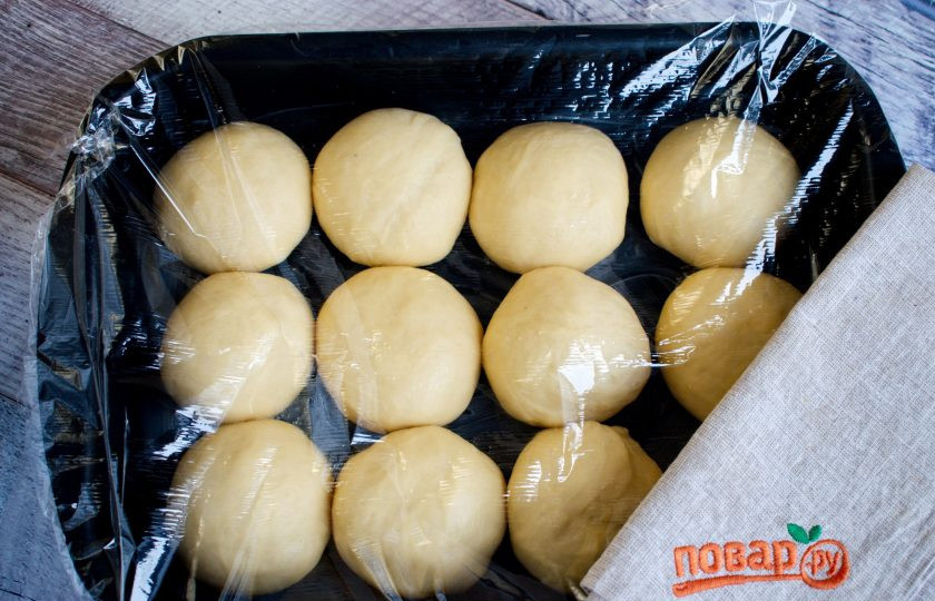 1. Этап. Булочки Даугавиня: Прямоугольный или квадратный противень для выпечки с высокими бортиками смажьте маслом. Шарики выкладывайте на противень с небольшим расстоянием друг от друга. Накройте булочки пищевой пленкой, оставьте на 90 минут для подъема.
