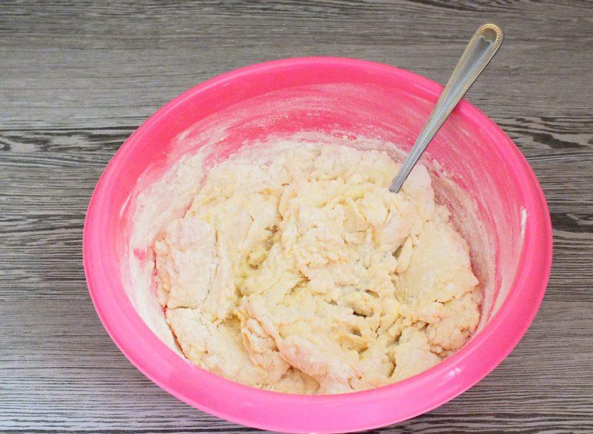 1. Этап. Печенье из творога со сгущенкой: Перемешивайте сначала ложкой, подсыпая остаток муки. Потом месите руками. Тесто будет липким, но чтобы готовое печенье не было клёклым, постарайтесь не забить тесто мукой. Обильно присыпайте руки мукой и месите тесто. Максимальное количество это 350 грамм.