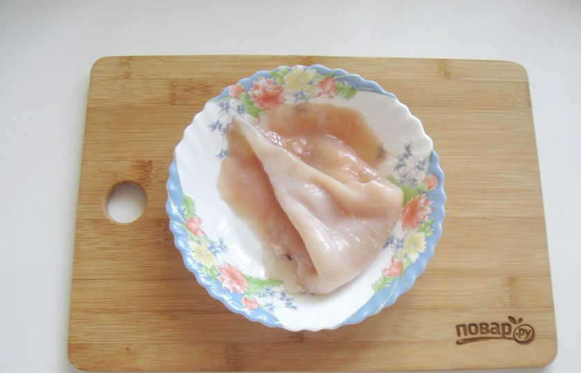 1. Этап. Кальмары с луком на сковороде: Если кальмары мороженые, то их нужно разморозить при комнатной температуре. Прежде всего кальмары очистите от слизистой пленки. Для этого поместите их в мисочку с теплой водой и процесс пройдет легко. Удалите внутренности и хрящи.