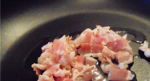 1. Этап. Таглиателли: Обжарьте в масле нарезанный бекон.