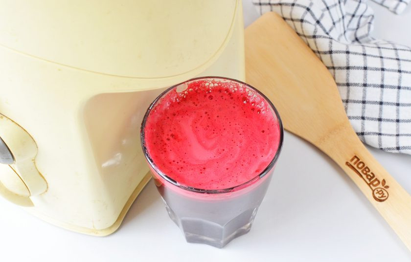 1. Этап. Свекольный сок: Отожмите сок. Из 500 грамм свеклы получается 250-270 мл. сока, в зависимости от сорта и сочности свеклы. Поместите сок в холодильник на 2 часа.