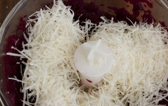 1. Этап. Свекольный соус: Потом в блендер натрите пармезан на мелкой тёрке. Измельчите всё вместе.