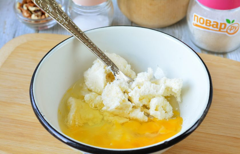 1. Этап. Клюквенный пирог с орехами: Вбейте яйца и хорошо перемешайте.