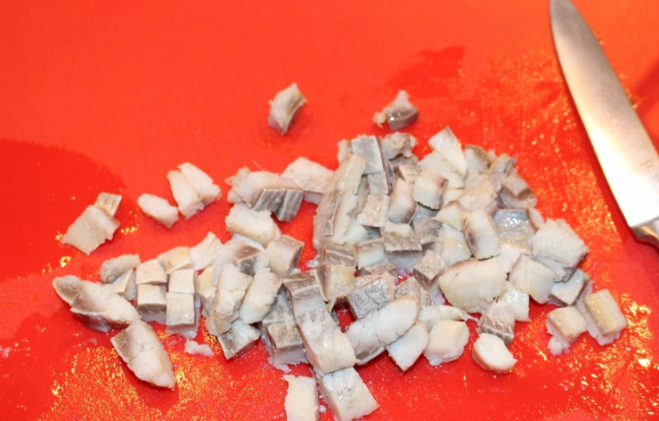 1. Этап. Салат Дмитрий: Селёдку нарезаем кубиками.