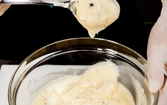 1. Этап. Сырный мусс: 8. И очень аккуратно перемешайте ложкой. Получается вот такой густой и воздушный мусс.