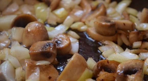 1. Этап. Индейка в сливочно-грибном соусе: На освободившейся сковороде обжариваем грибы с луком. Жарим не очень долго - минут 5-7 на огне больше среднего. Если вам нравится густой соус, сейчас самое время добавить пол столовой ложки муки и обжарить ее с грибами и луком примерно 1 минуту. Не забывайте тщательно перемешивать!