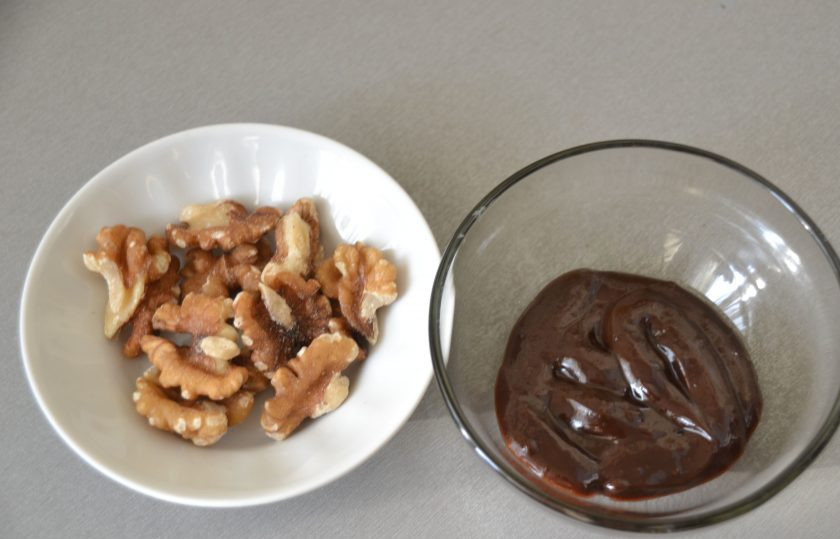 1. Этап. Сладкие начинки для блинов: Третья начинка - шоколадный соус или шоколадная паста и орехи.