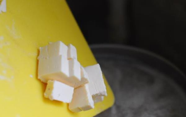 1. Этап. Сырный крем-суп с грибами: Измельчите блендером готовые овощи, добавьте сыр и поставьте на огонь.