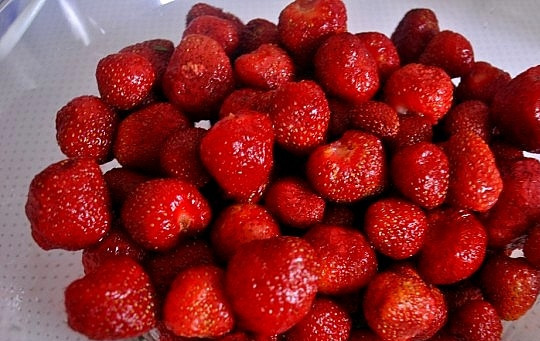1. Этап. Клубника консервированная: Клубнику промыть проточной водой, удалить плодоножки и обсушить на полотенце.