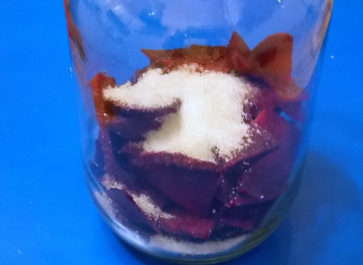 1. Этап. Свекольный квас: Сложите свеклу в большую банку и добавьте сахар.