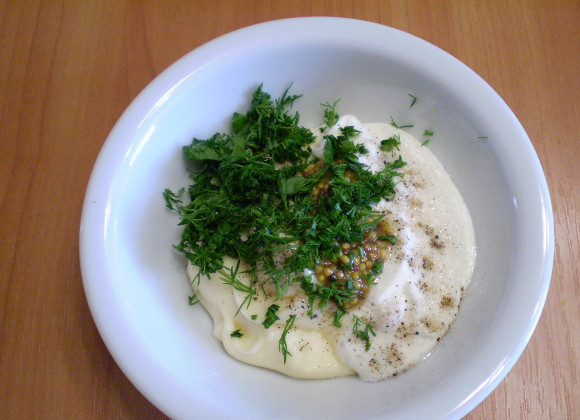 1. Этап. Заправка для салата с курицей: 3. Добавляем свежий рубленый мелко укроп.