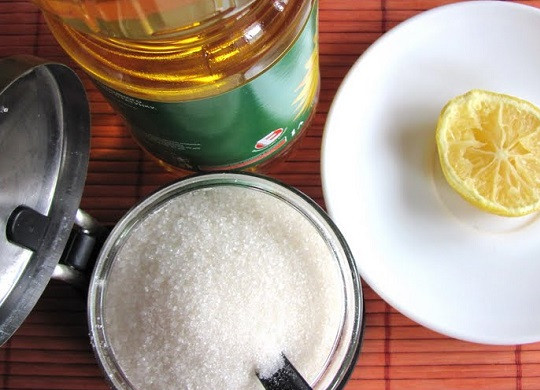 1. Этап. Конфеты из сахара: 1. Из самых обыкновенных ингредиентов можно довольно быстро приготовить натуральное лакомство для детей. И пусть это не самая полезная сладость, однако вполне может заменить леденцы с красителями.