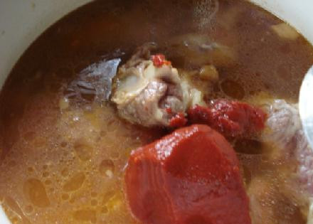 1. Этап. Биф Почеро (Beef Pochero): Добавляем томатной пасты и воду.