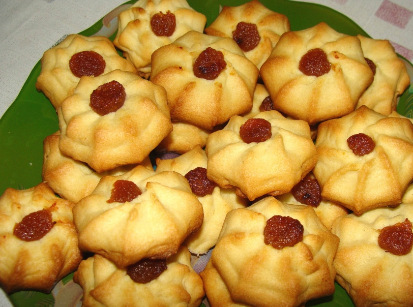 1. Этап. Курабье по ГОСТу: Когда печенье зарумянится, можно вытаскивать. Накройте выпечку полотенцем, можно немного влажным, чтобы не пристала начинка. Подавайте с чаем, кофе и другими напитками. Приятного аппетита!