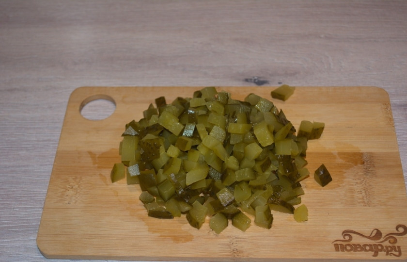 1. Этап. Салат Океан: Соленые огурцы необходимо извлечь из рассола. Срезав попки, нарезать огурцы небольшими кусочками.