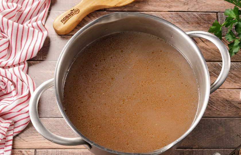 1. Этап. Кололик: Влейте процеженный бульон и доведите до кипения.