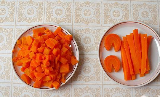 1. Этап. Салат с крабовыми палочками Весёлый краб: 3. В кожуре отвариваем морковь, приблизительно сантиметров десять от нее отрезаем. Нарезаем два кружка и десять полосок, смотрим на фотографию. Оставшуюся морковь нарезаем кубиками.