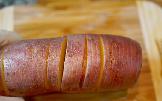 1. Этап. Чипсы из картофеля в мундире с дипом: Картошку помойте, тонко-тонко нарежьте, не доходя до конца. Затем замочите в холодной воде на 30 минут.