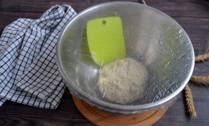 1. Этап. Багет ржаной: Накройте тесто чашу салфеткой или пищевой пленкой, оставьте при комнатной температуре для аутолиза на 1-1,5 часа.