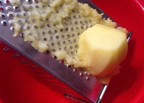 1. Этап. Картофельная пицца на сковороде: Картофель натираем на терке для драников.