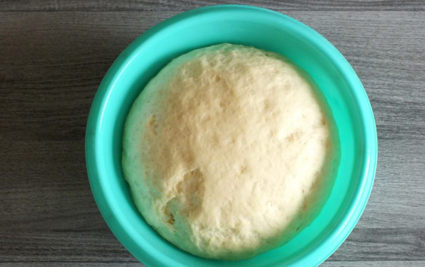 1. Этап. Дрожжевой пирог с яблоками и изюмом: Через указанное время, тесто заметно увеличится. Оно готово к разделке.